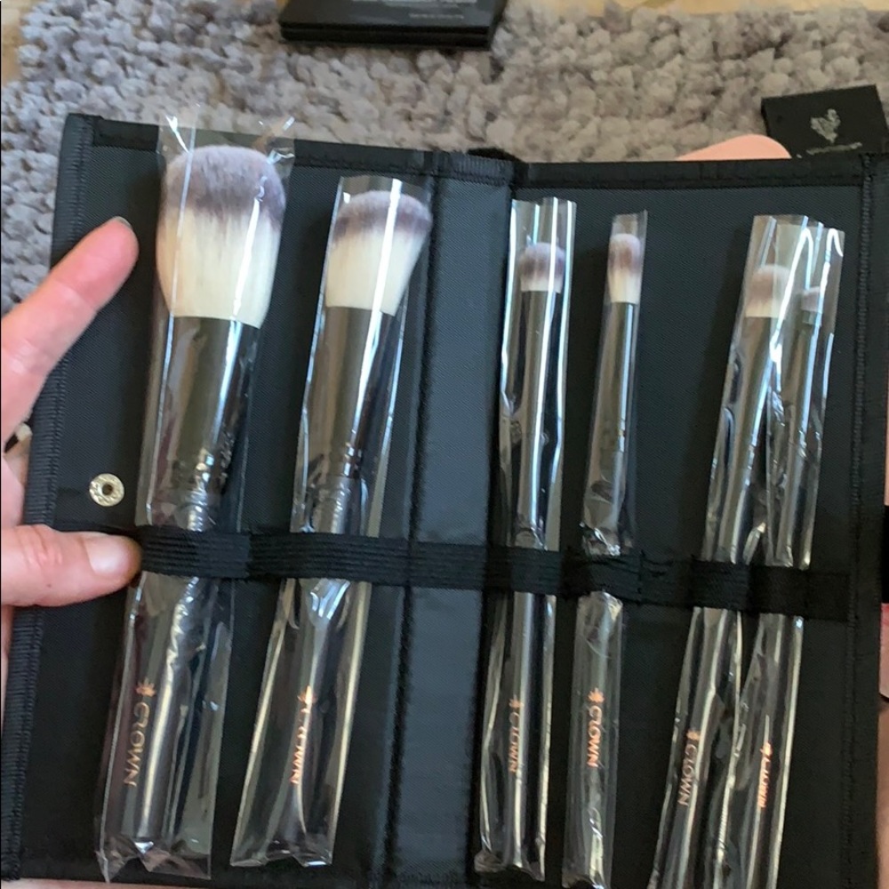 Makeup brushes Crown